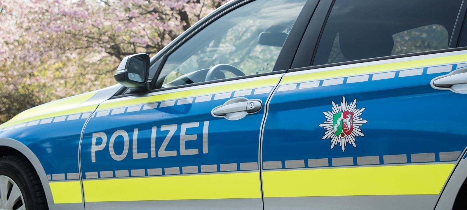 Gegenstände auf Straße geworfen