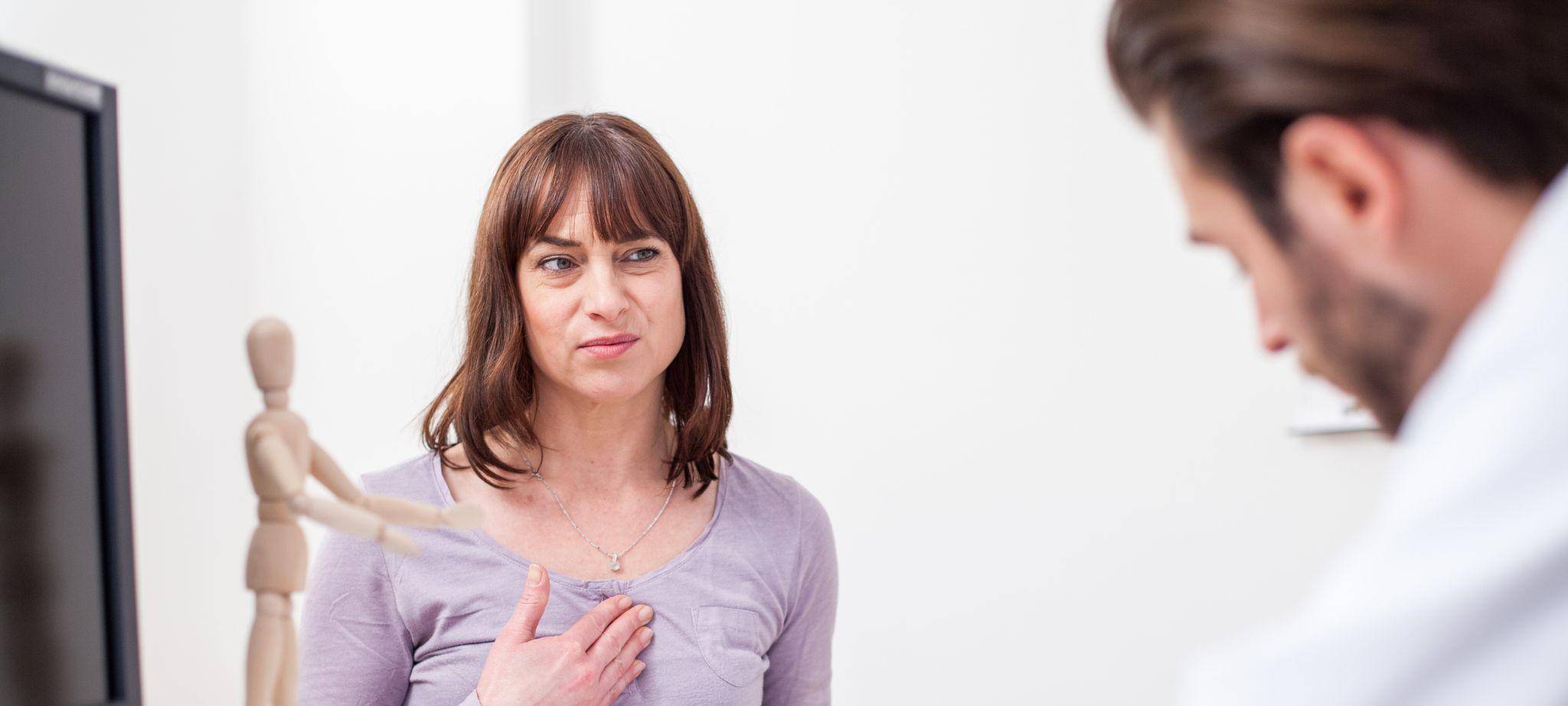 Eine Frau beim Arztbesuch