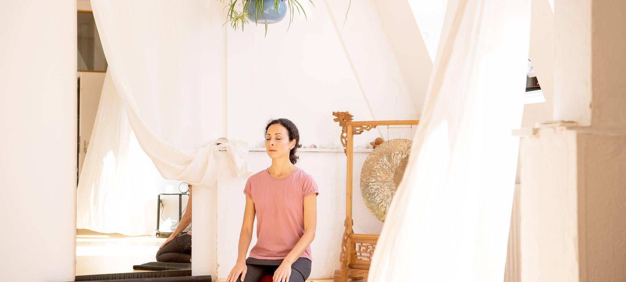 Ohm im Wohnzimmer: 5 Gestaltungstipps für die Yoga-Ecke zu Hause