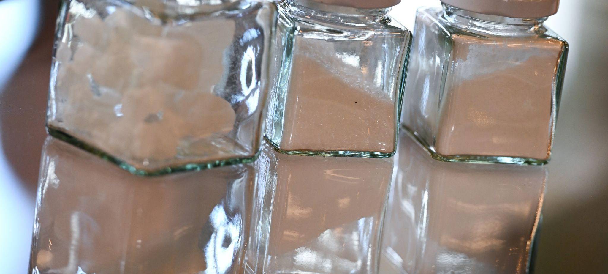 Gläser mit Ketamin während einer PK im Bundeskriminalamt