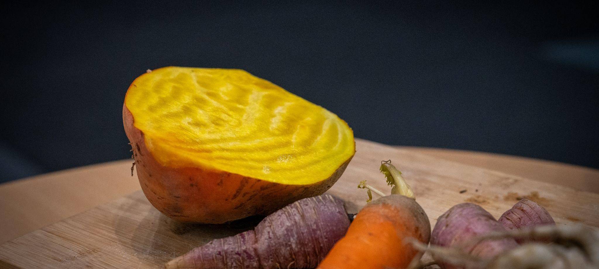 Gelbe Rote Bete neben einer Karotte und einer Mairübe