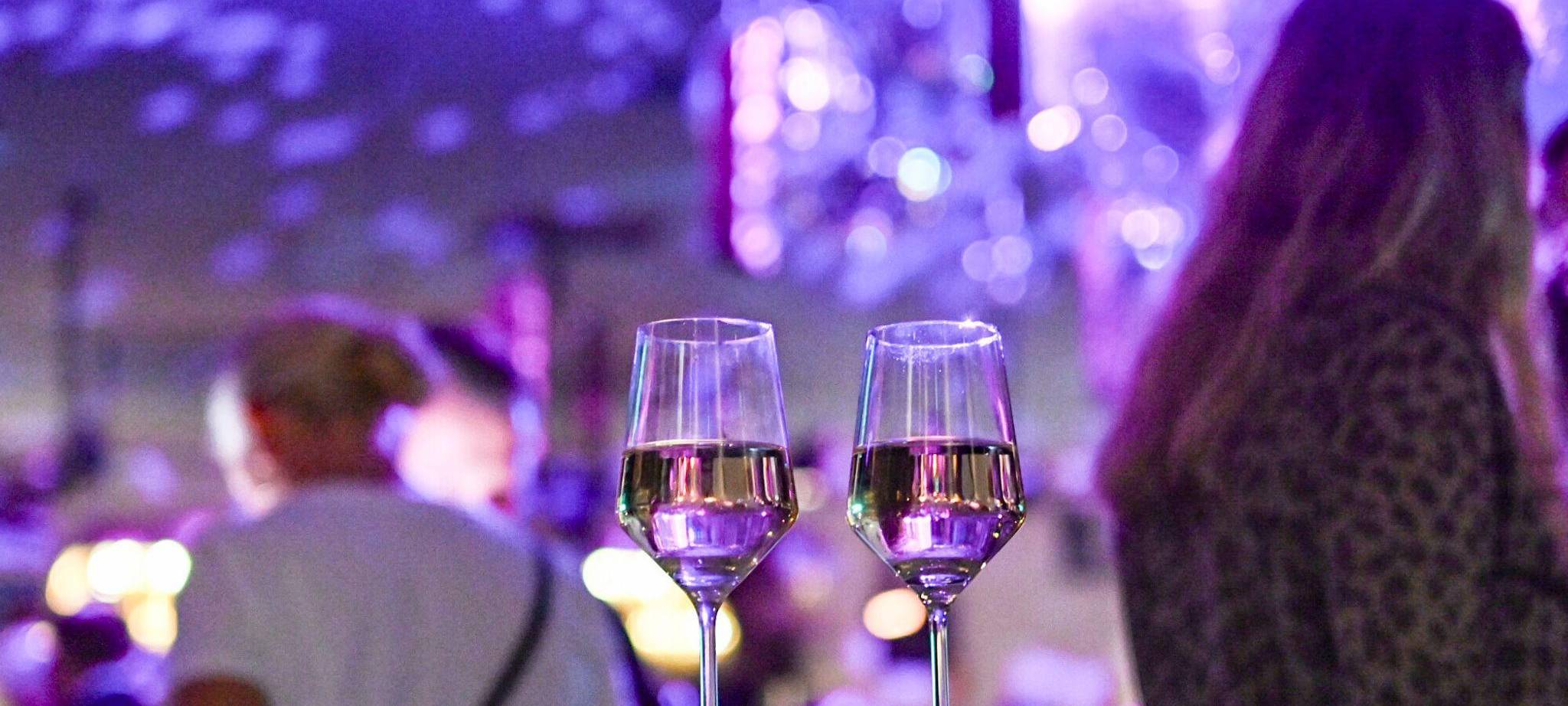 Zwei Gläser stehen unbeaufsichtigt auf einem Tisch im Club