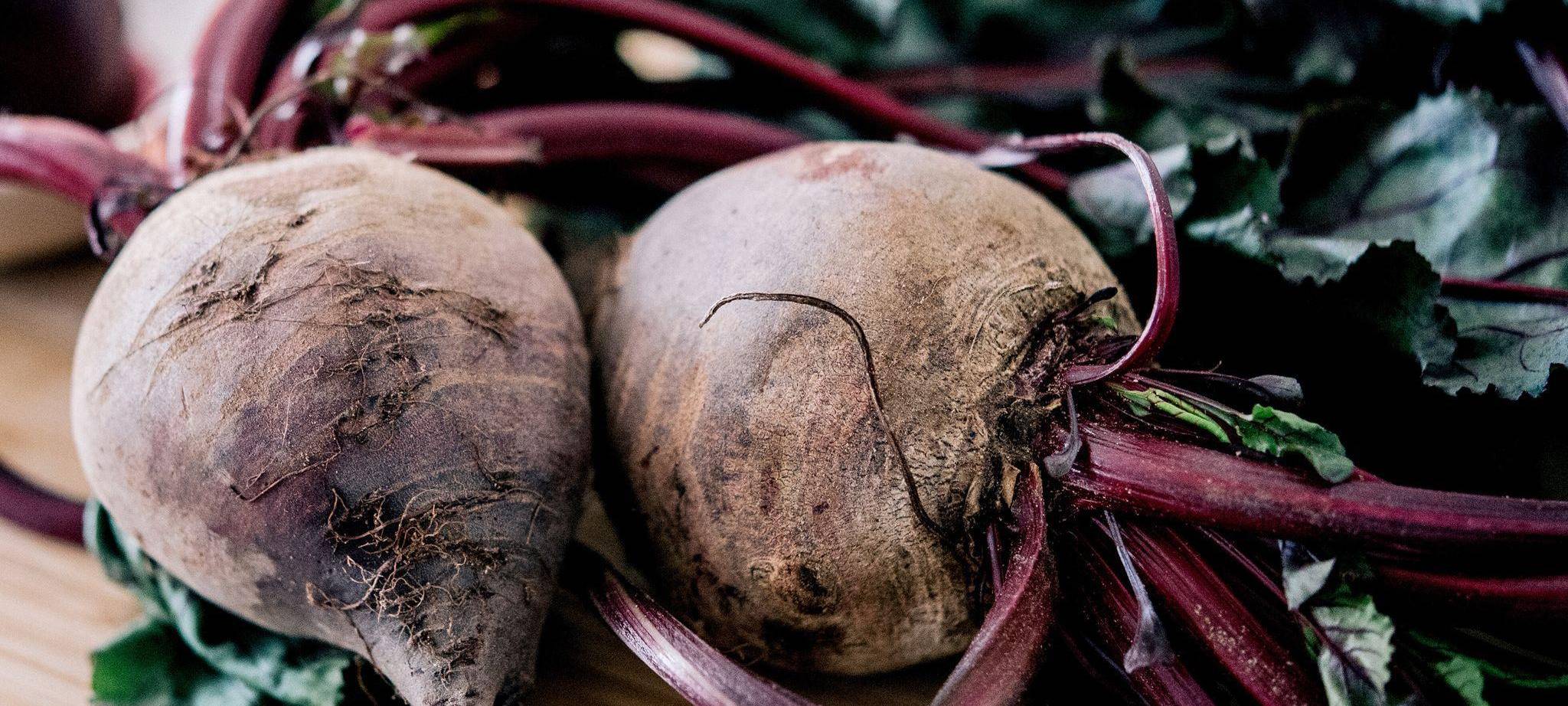 Frische Rote Bete liegt in einer Küche