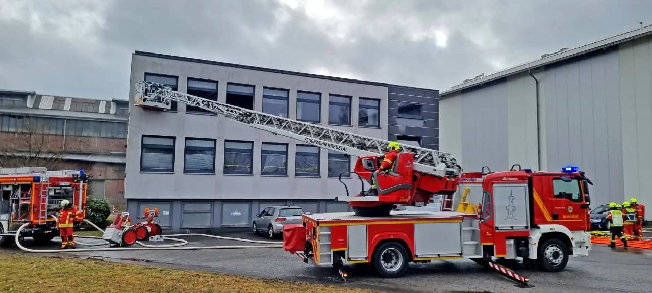 Feuerwehr Kreuztal rettet fünf Personen per Drehleiter