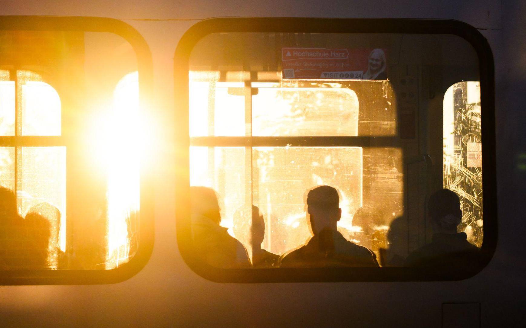 Fahrgäste sitzen in einer Stadtbahn