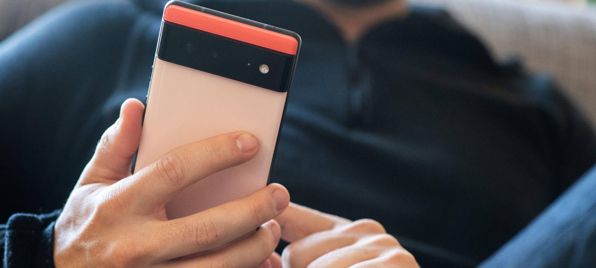 Ein Mann tippt auf einem Google Pixel 6
