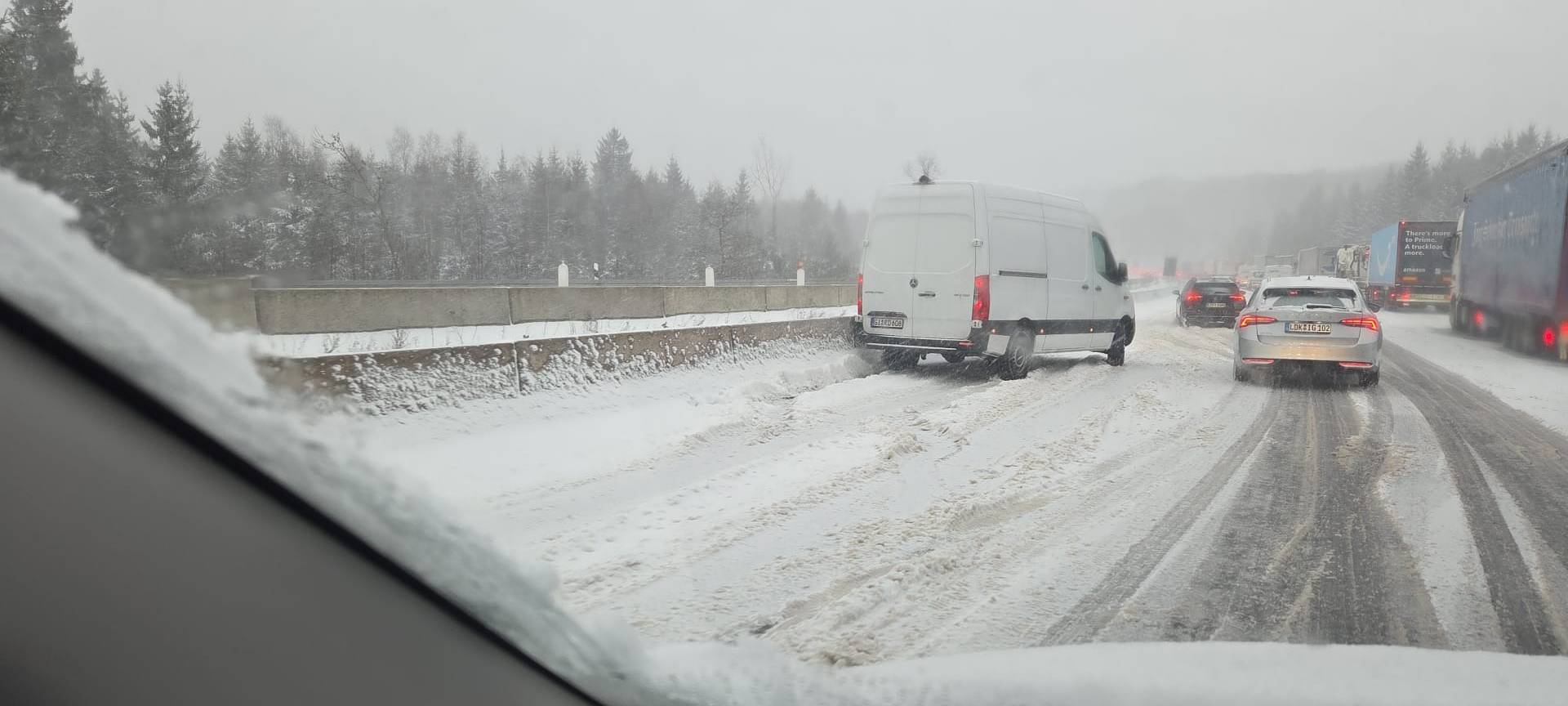 Schnee sorgt für Verkehrschaos in Siegen-Wittgenstein