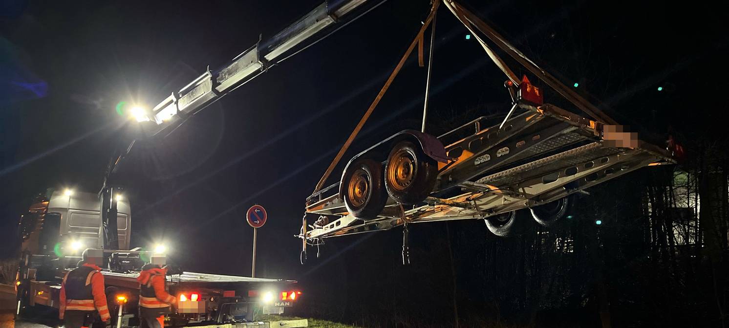 Der verkehrsunsichere Anhänger wird verladen.
