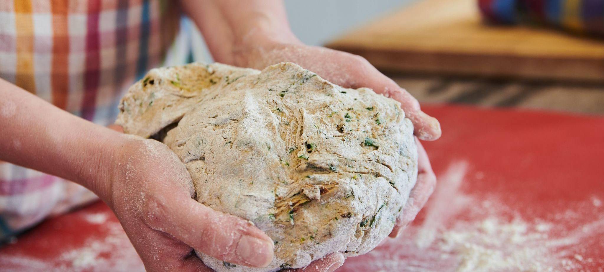 Frau bereitet Hefeteig zu