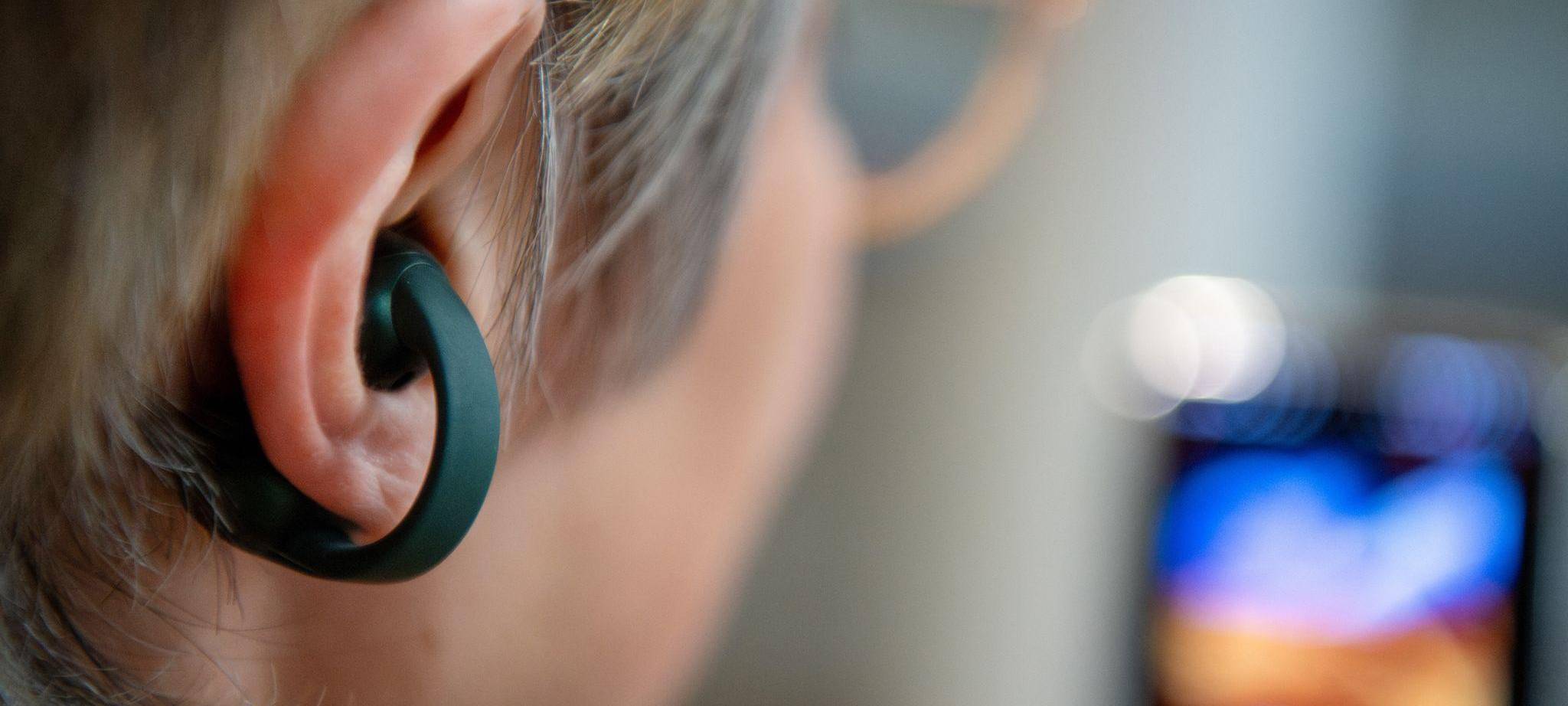 Eine Frau nutzt die Kopfhörer Moto Buds Loop von Motorola