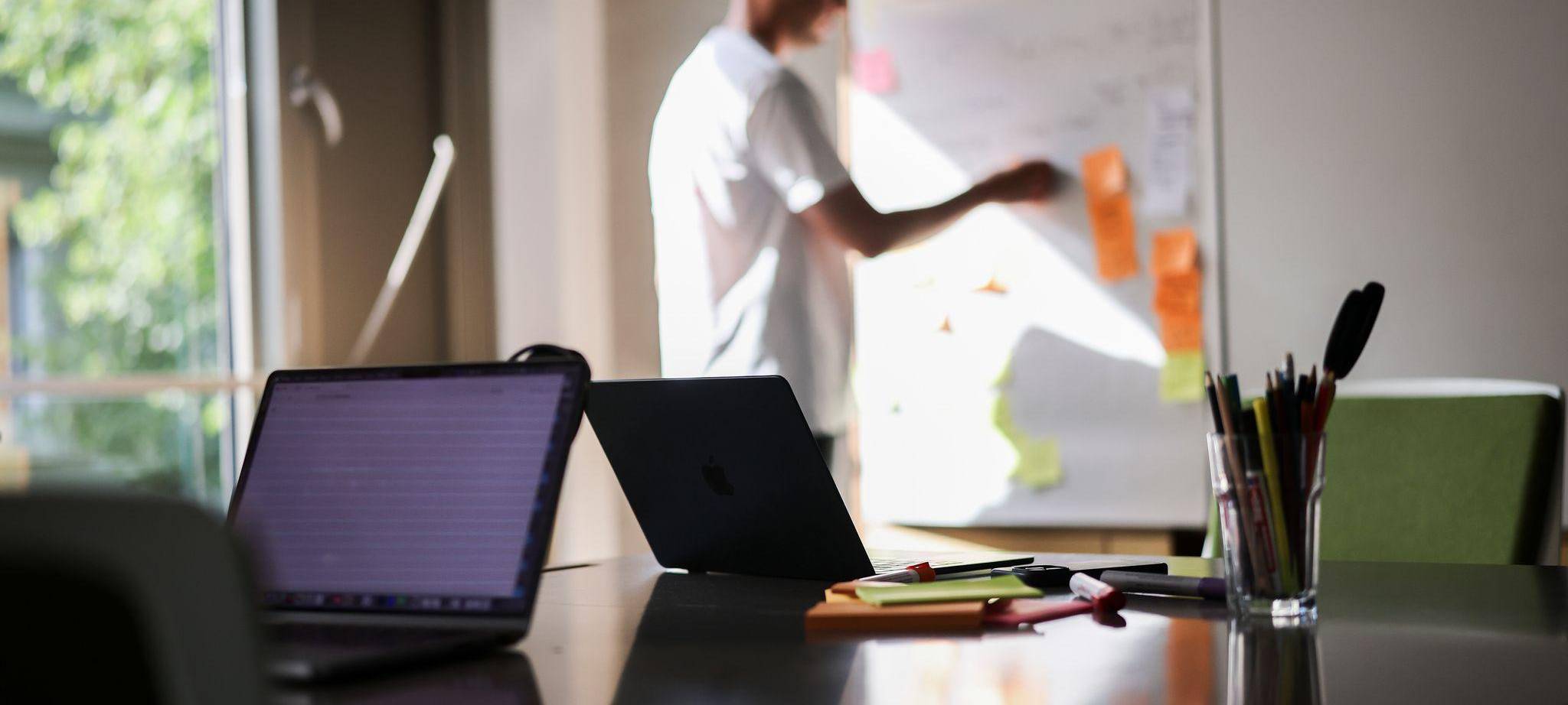 Ein Mann arbeitet an einem Arbeitsplatz im Coworking-space