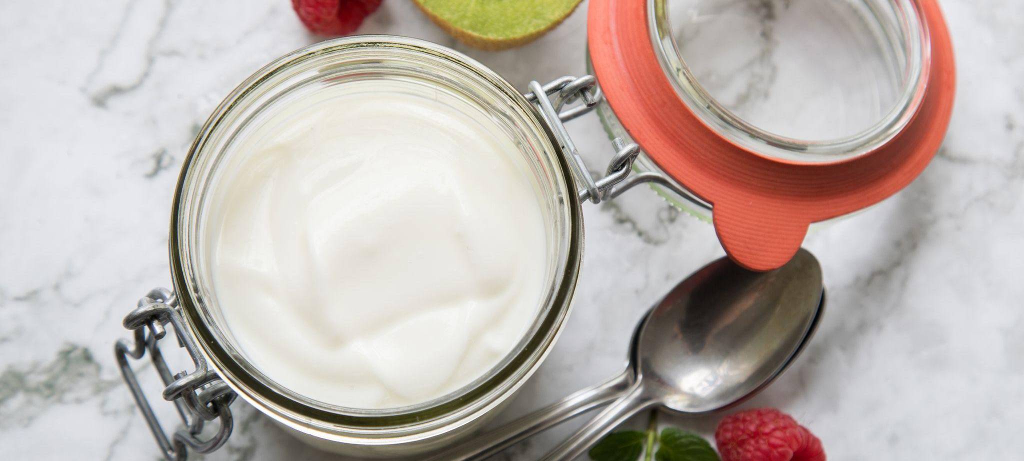 Einmachglas mit einem Milchprodukt steht auf einem Tisch