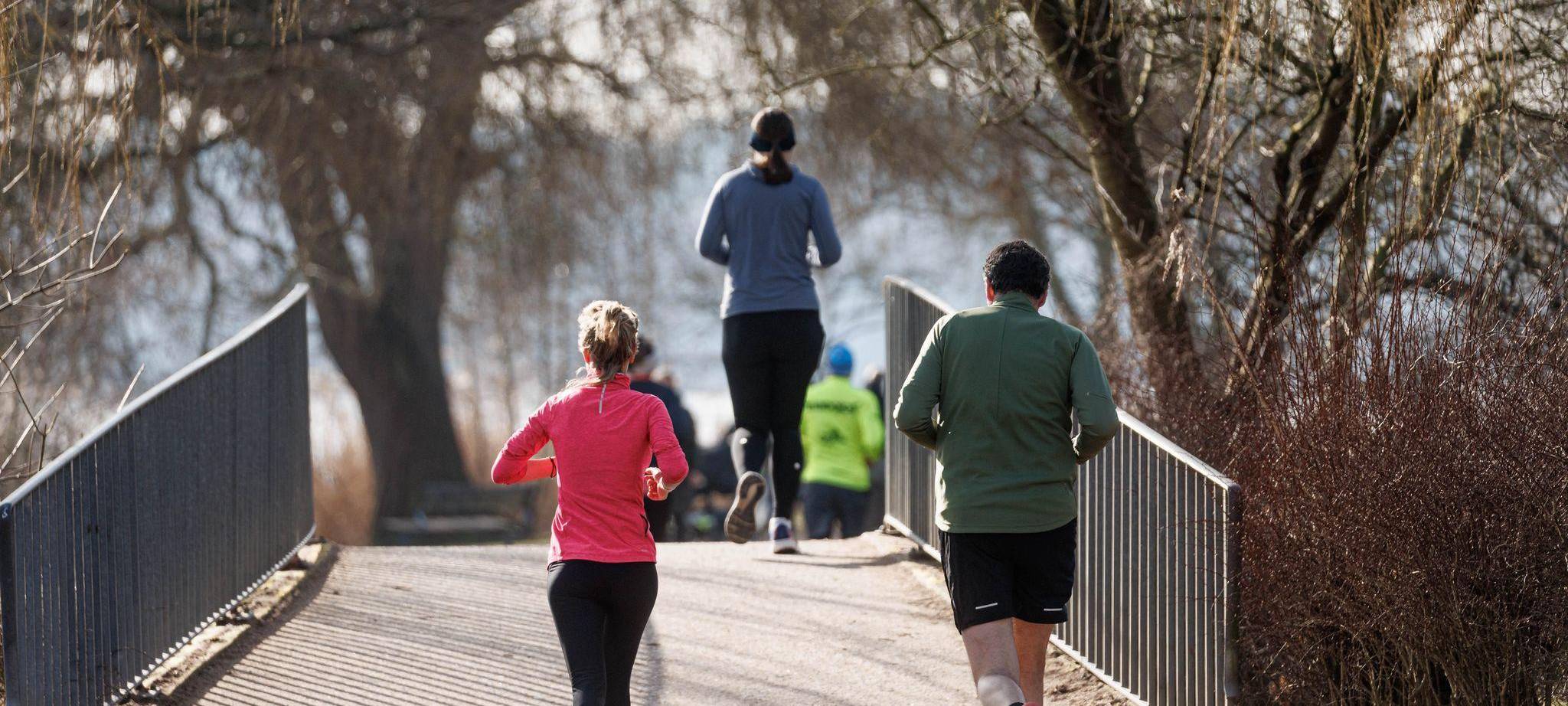 Jogger laufen an der Außenalster entlang