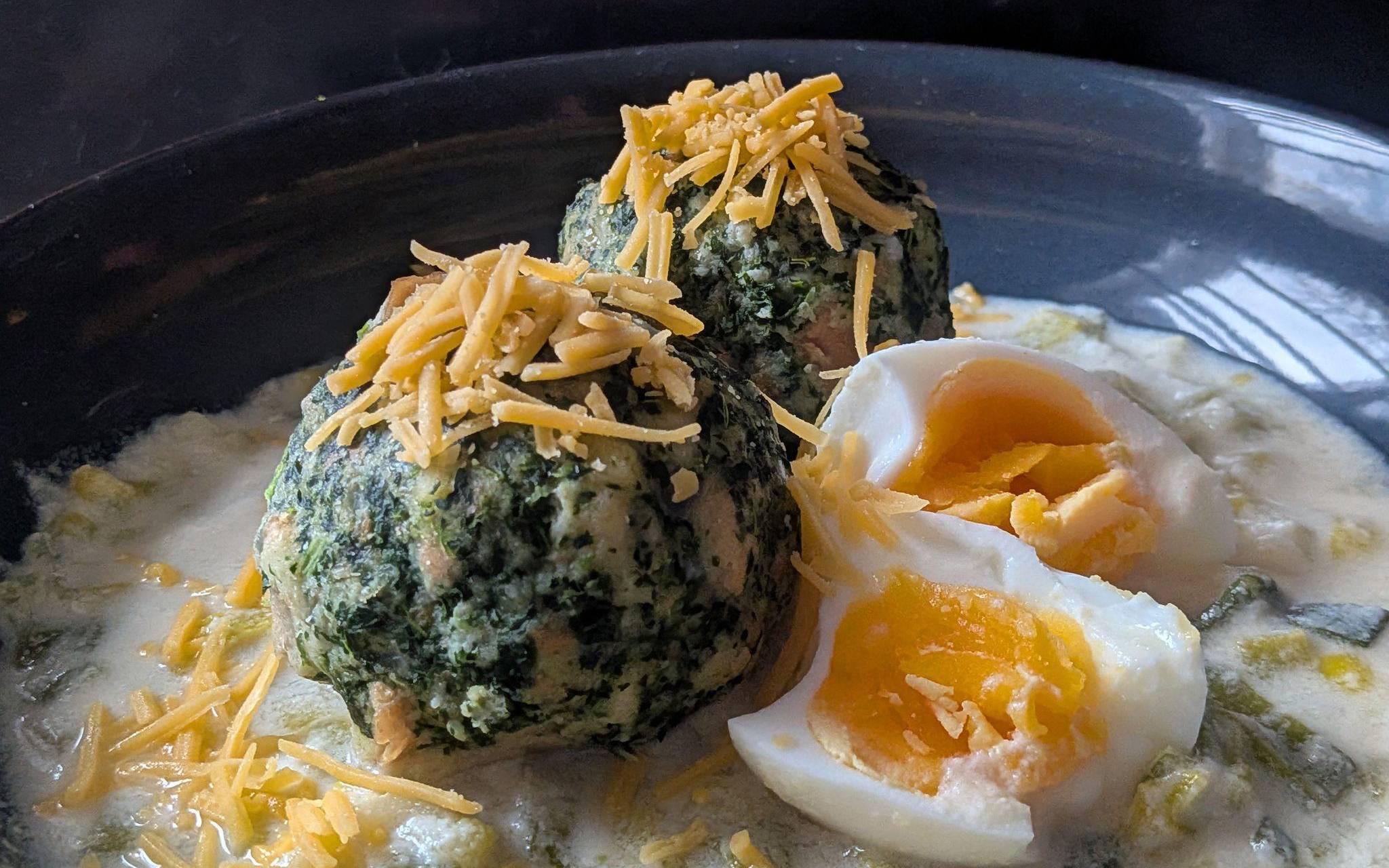 Spinatknödel mit Käse-Lauch-Soße