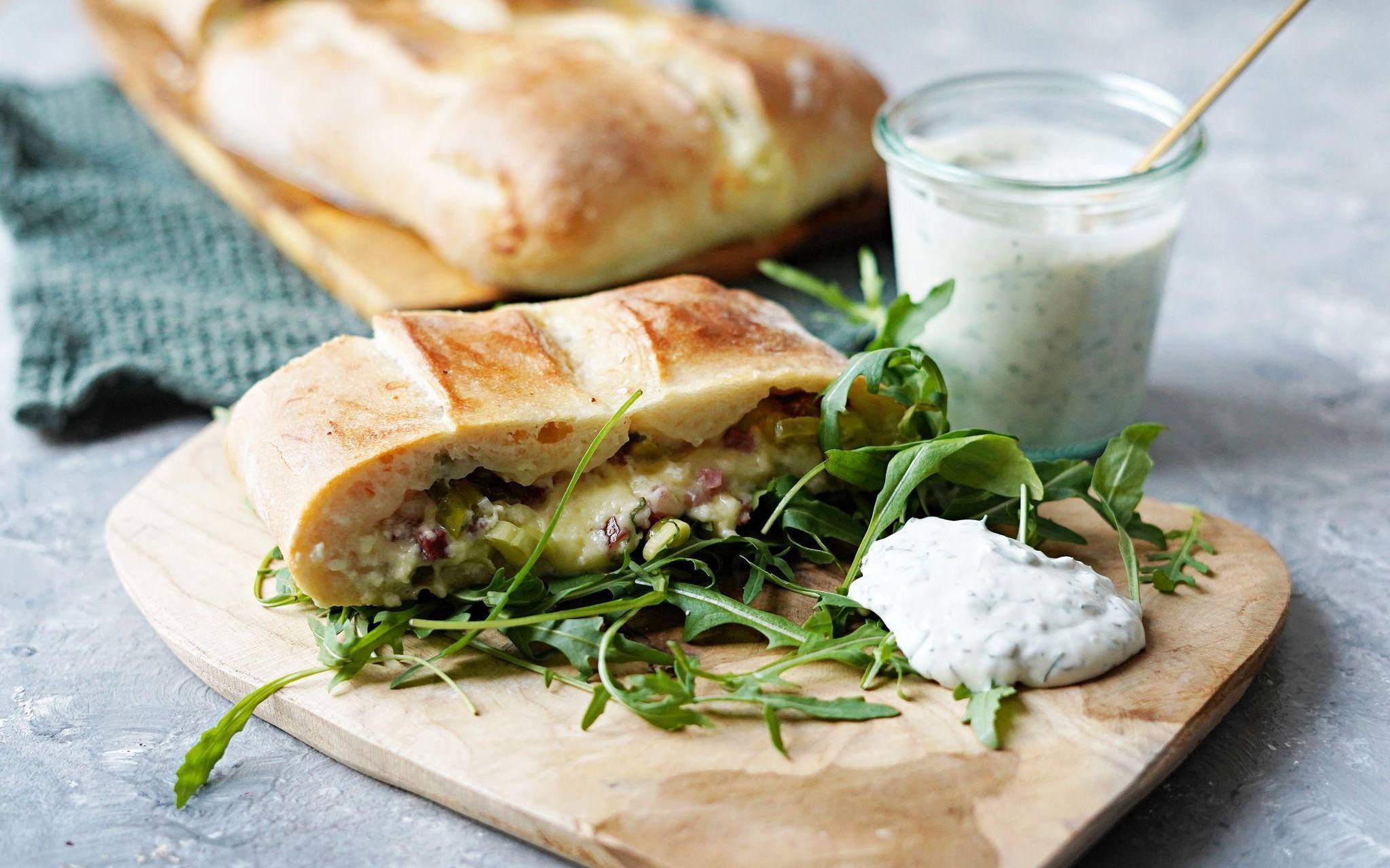 Ein Handbrot liegt auf einem Brett