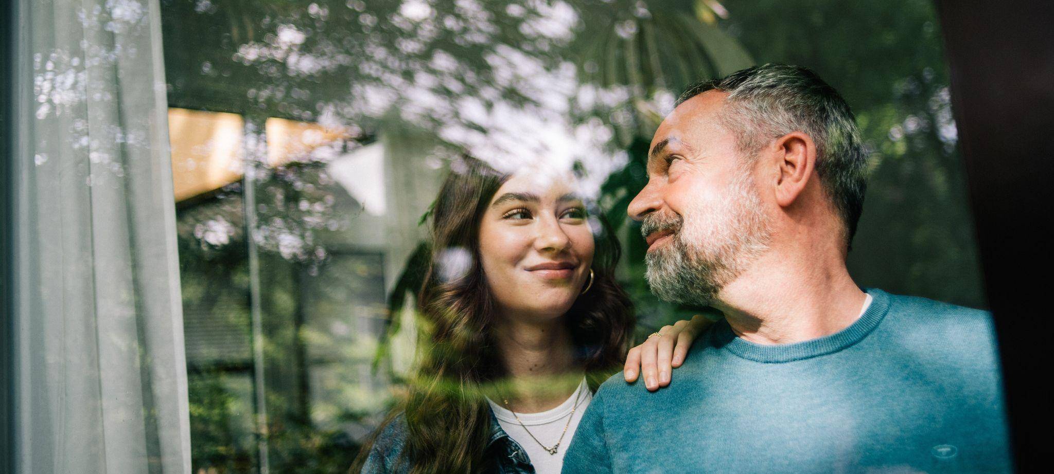 Vater und Tochter lächeln sich zu