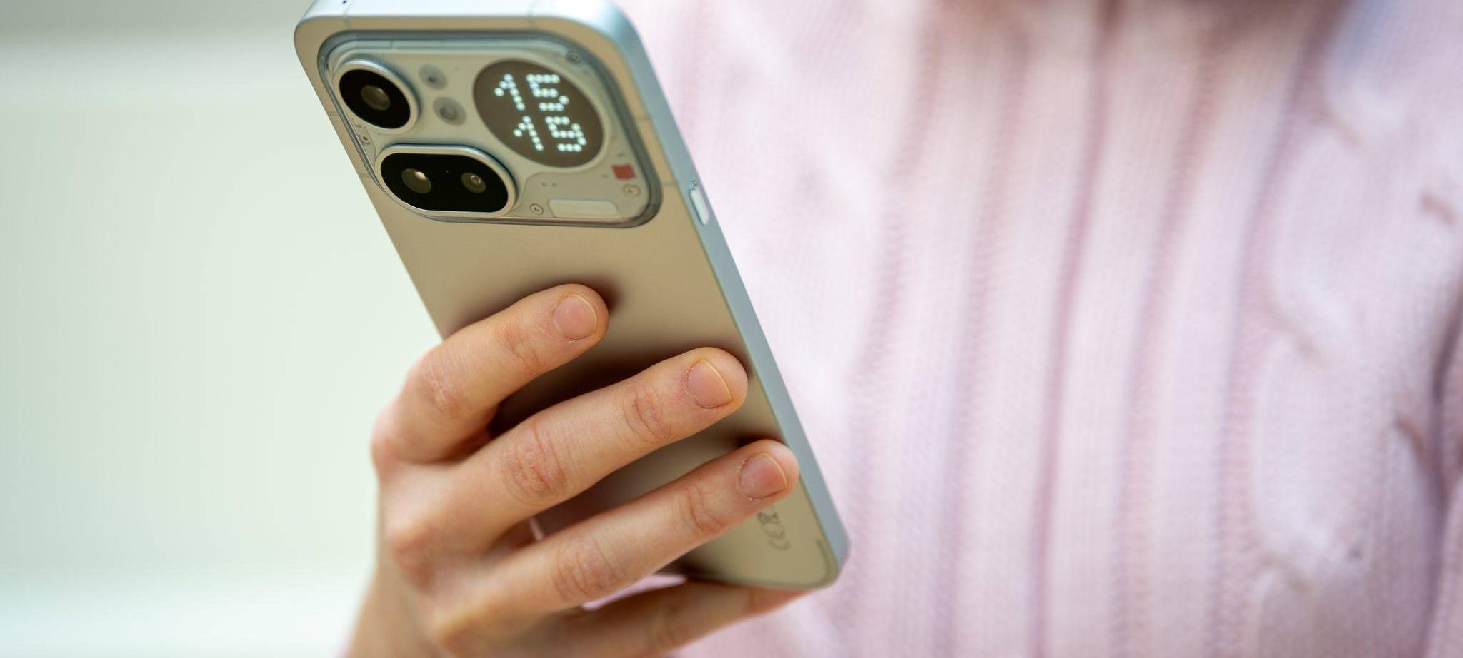 Eine Frau hält das Nothing Phone (4a) Pro