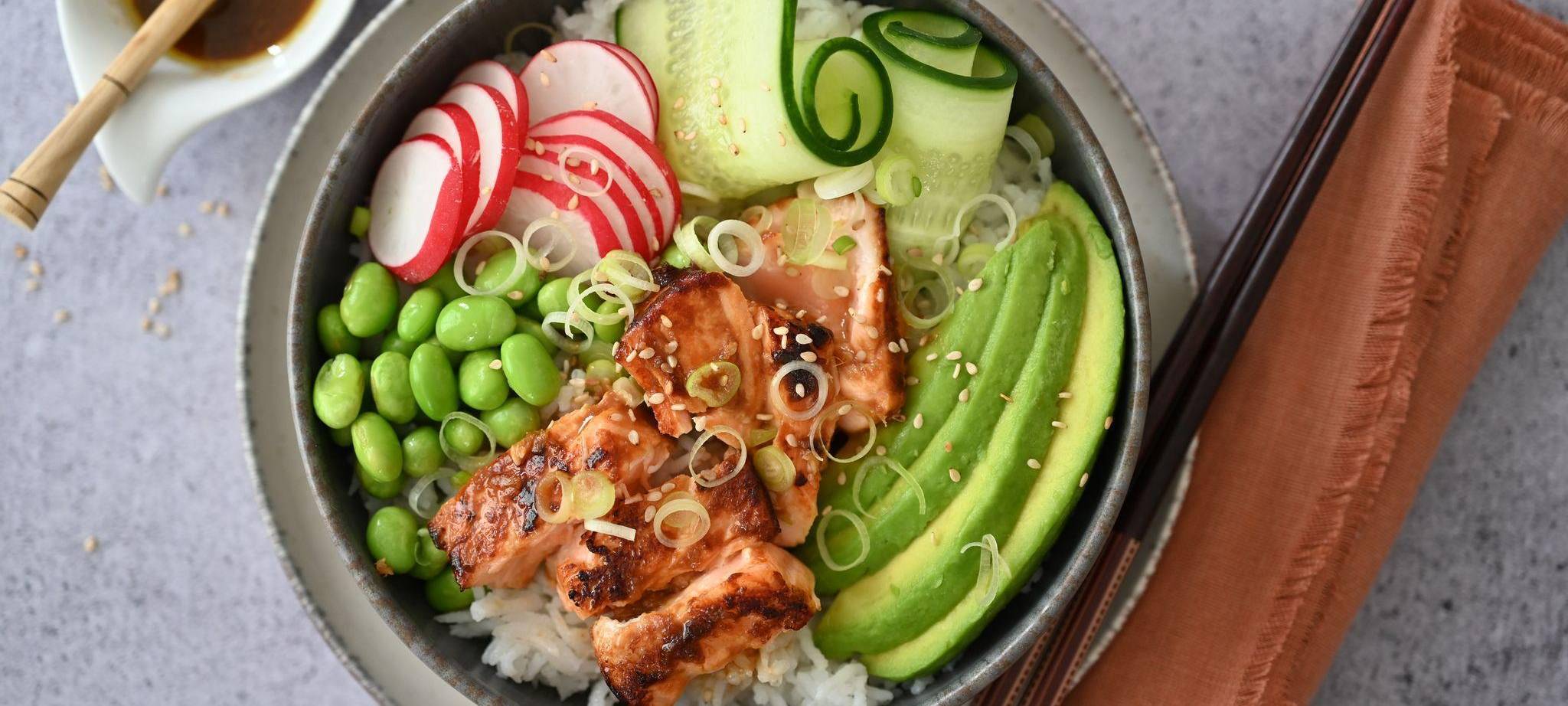 Bowl mit glasiertem Lachs und knackigem Gemüse