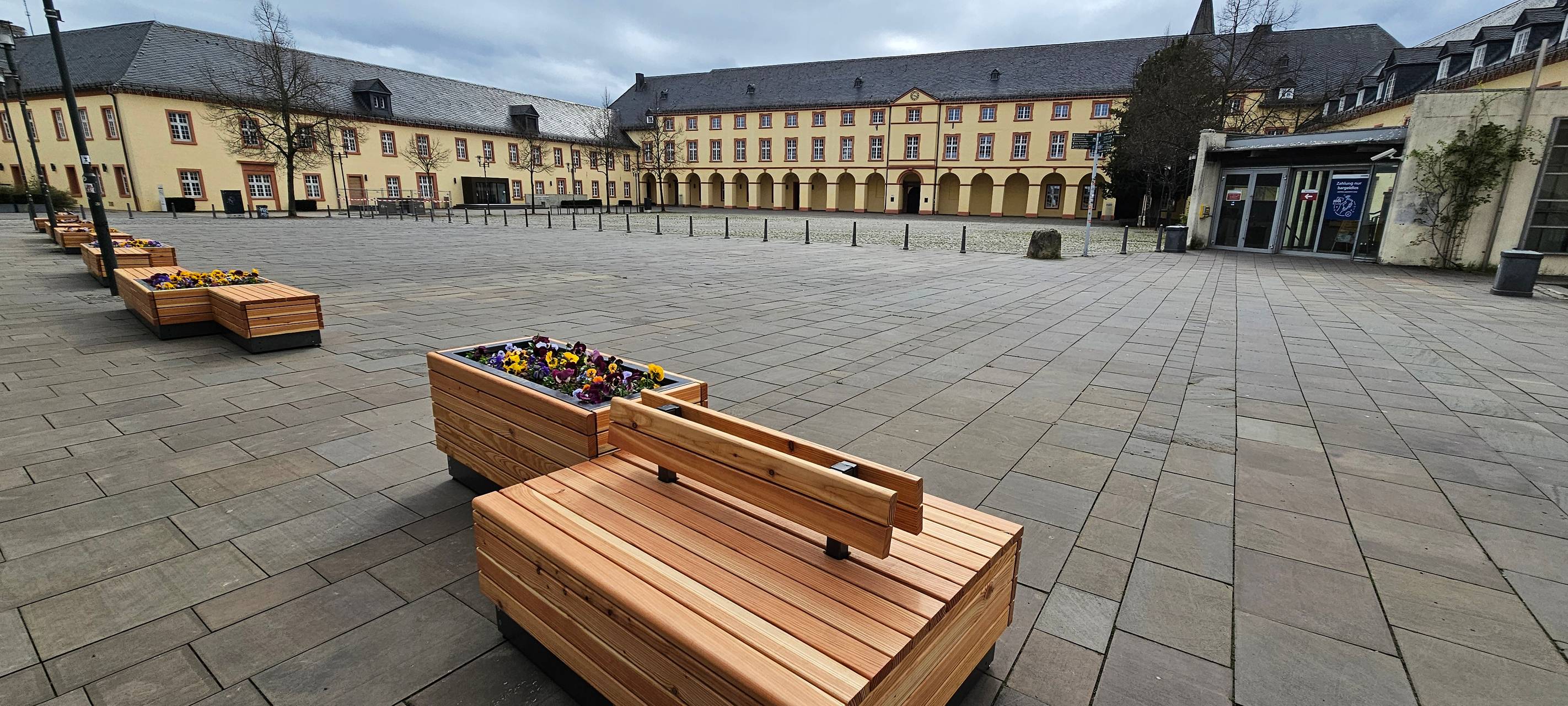 Neue Sitzmöbel am Schlossplatz in Siegen