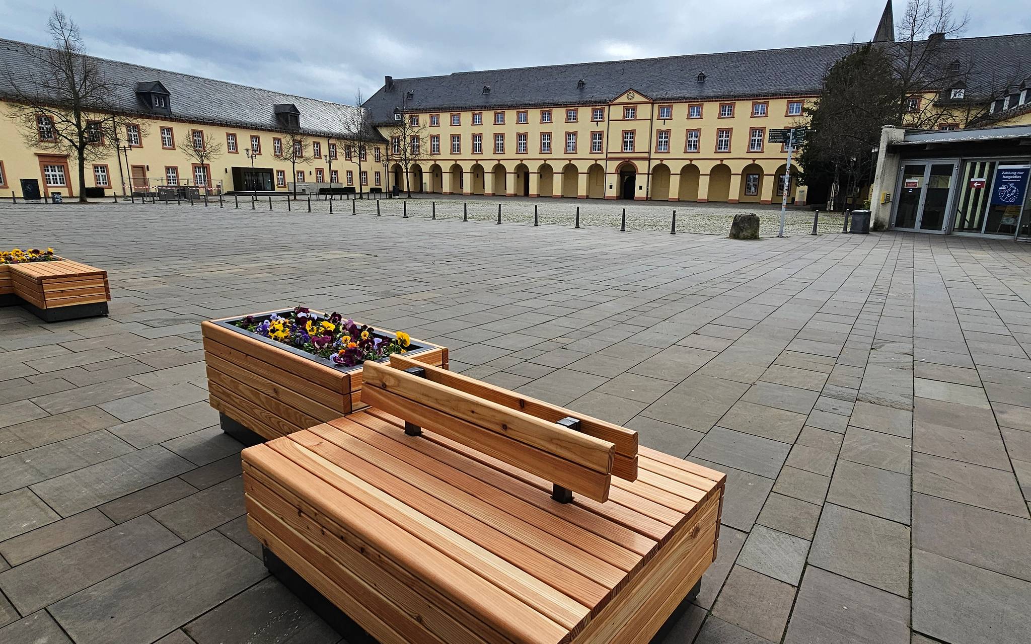 Neue Sitzmöbel am Schlossplatz in Siegen