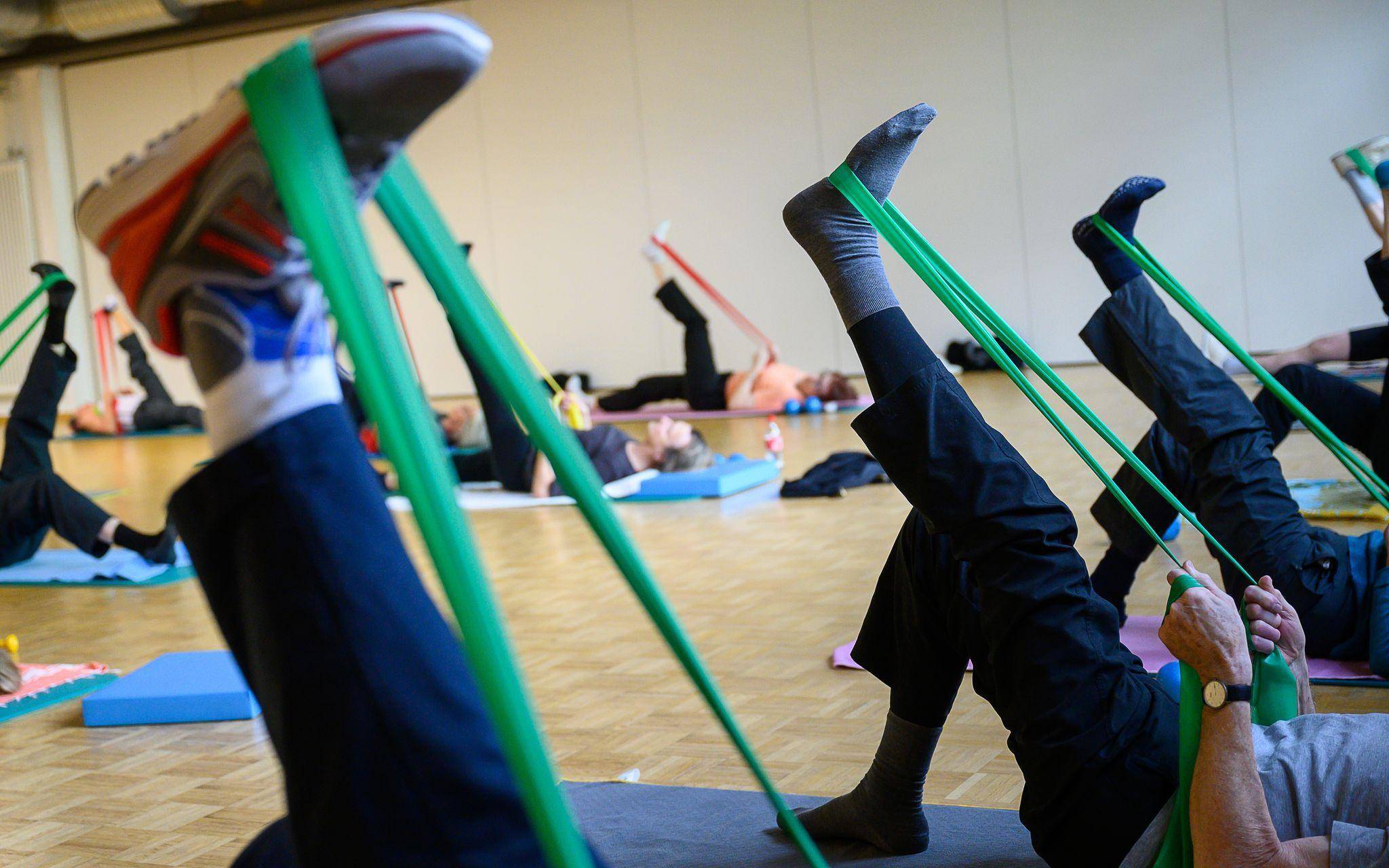 Senioren machen eine Übung mit einem Theraband