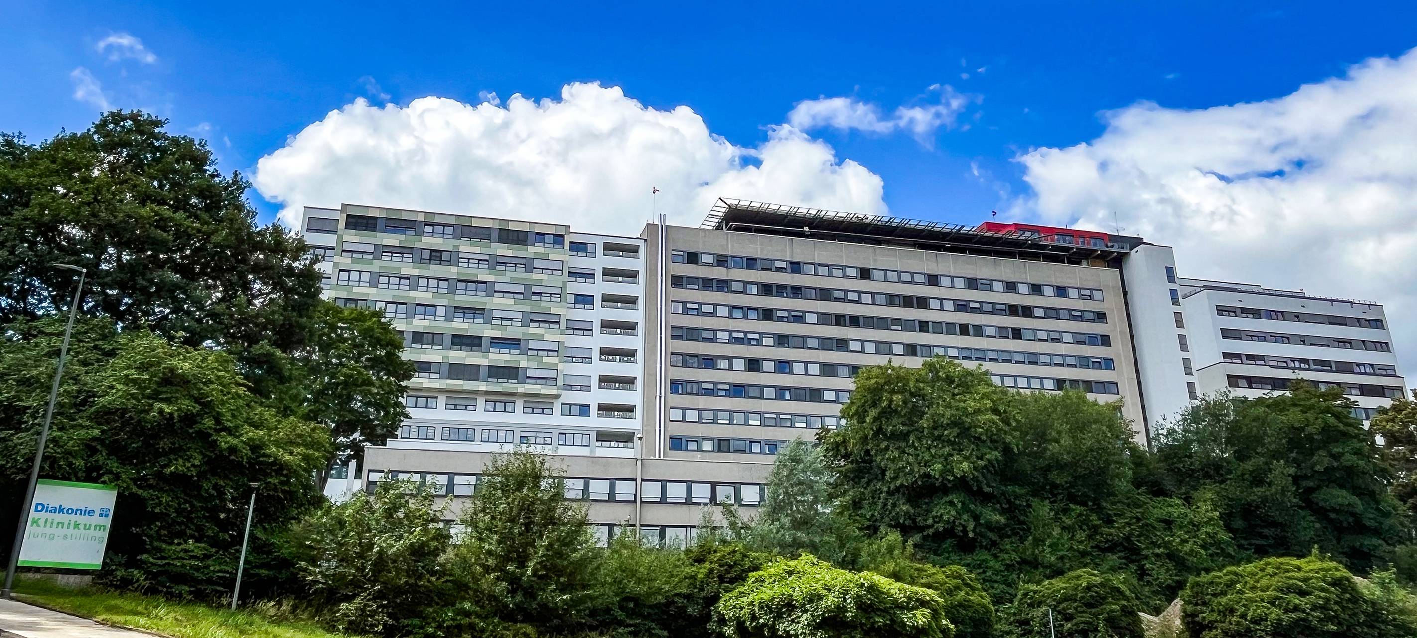 Das Diakonie Klinikum (hier das Ev. Jung-Stilling-Krankenhaus in Siegen) darf nach Entscheidungen des Oberverwaltungsgerichts Münster und des Landes NRW mehrere Leistungsgruppen bis auf Weiteres wieder anbieten.