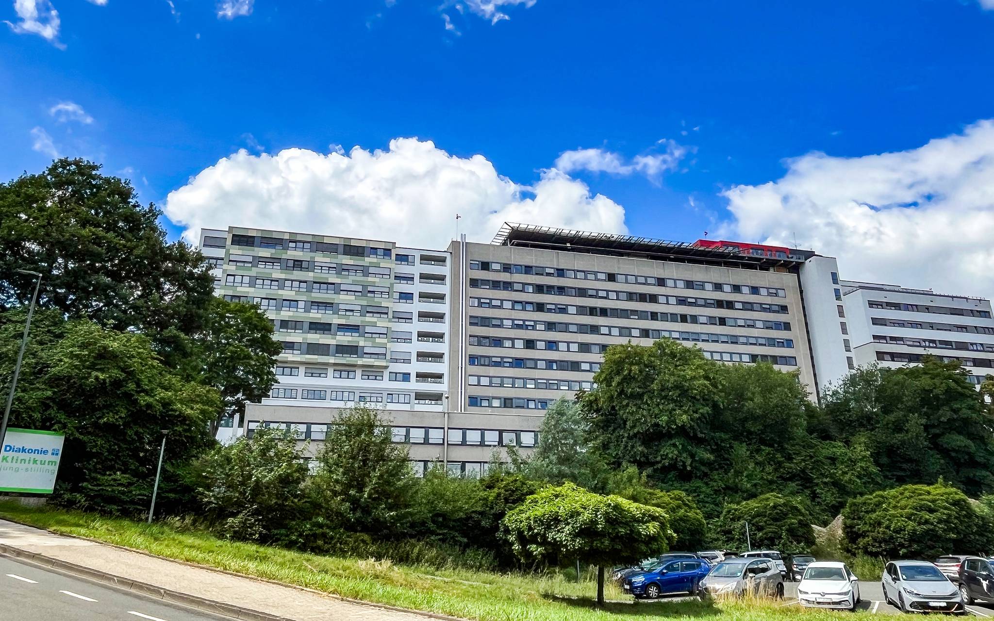 Das Diakonie Klinikum (hier das Ev. Jung-Stilling-Krankenhaus in Siegen) darf nach Entscheidungen des Oberverwaltungsgerichts Münster und des Landes NRW mehrere Leistungsgruppen bis auf Weiteres wieder anbieten.