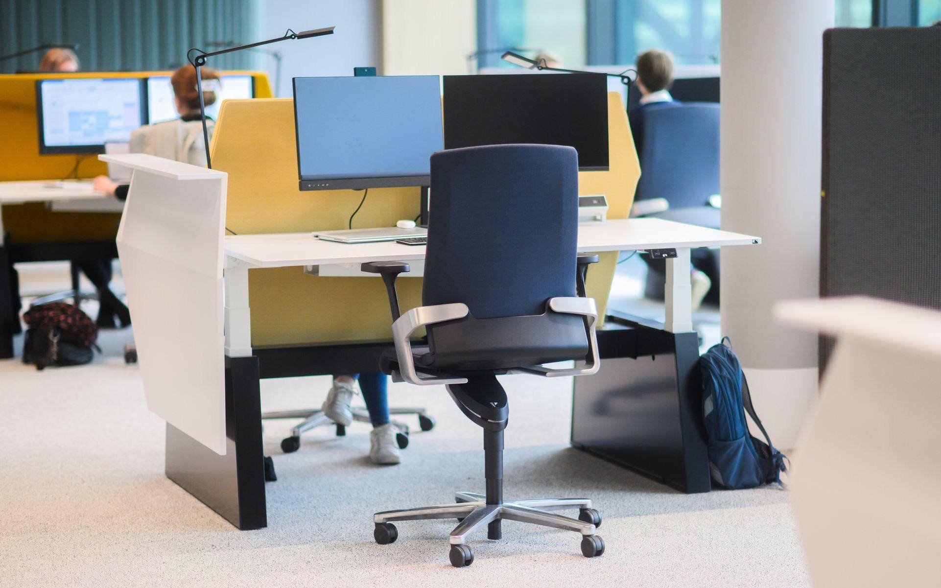 Leerer Schreibtisch in einem Großraumbüro