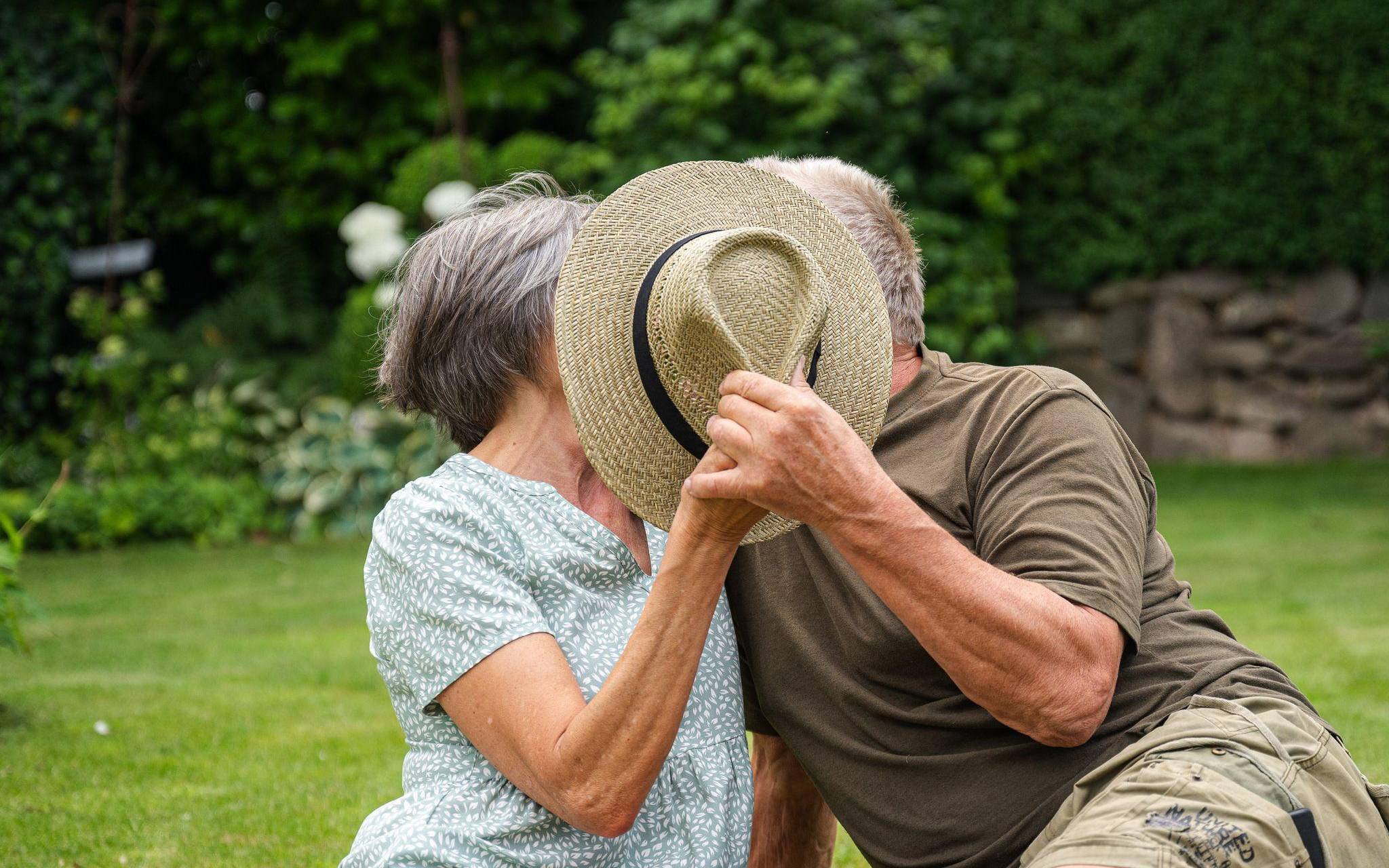 Ein älteres Pärchen küsst sich