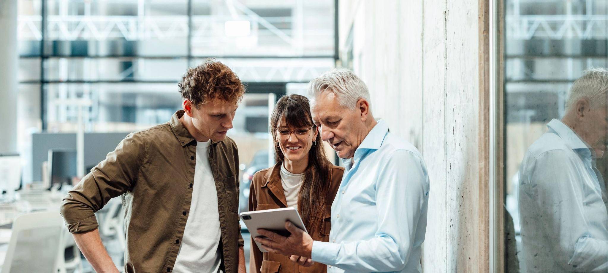 Ein Team unterhält sich gemeinsam in einem Büro