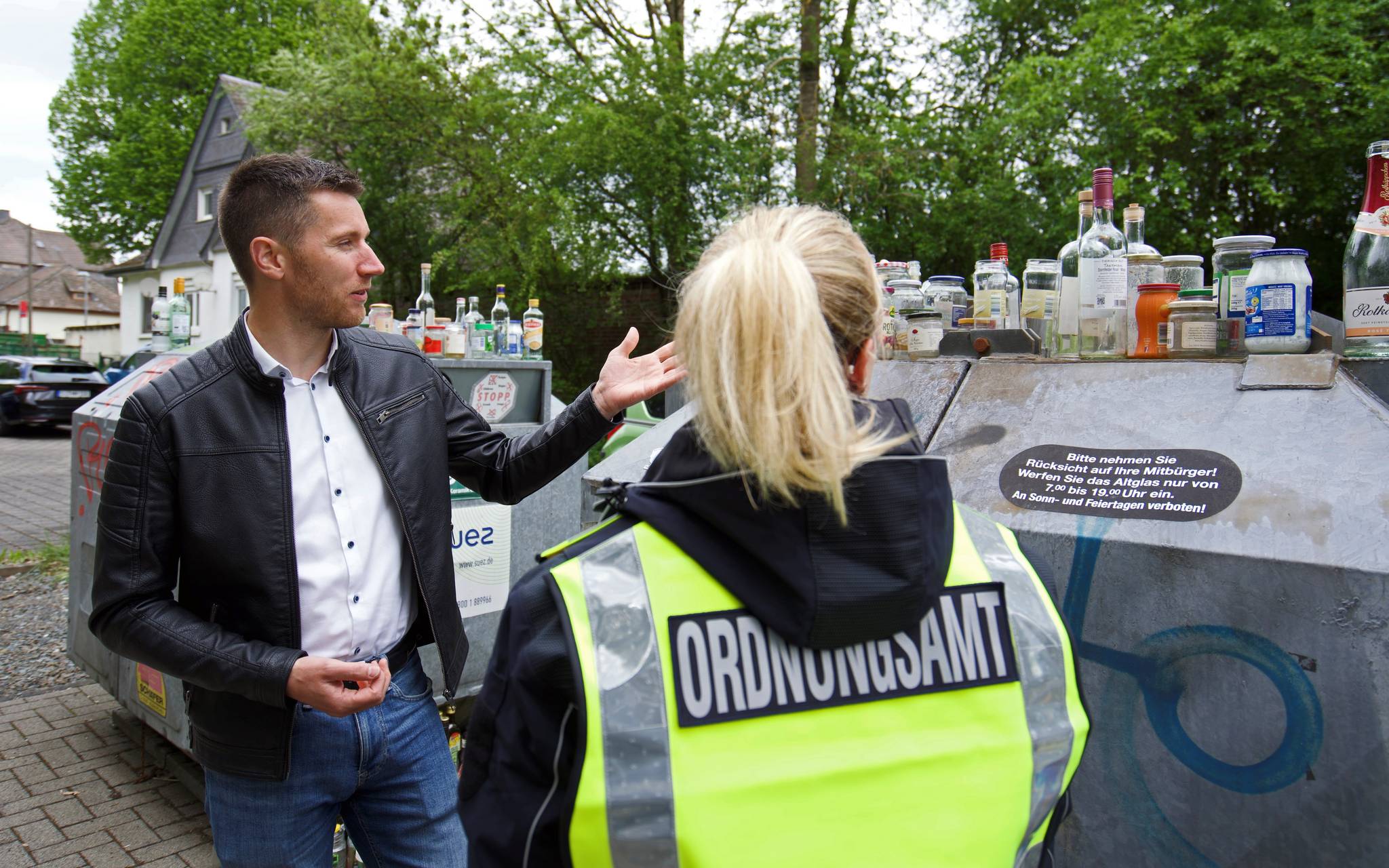 Altglascontainer in Wilnsdorf quillen über