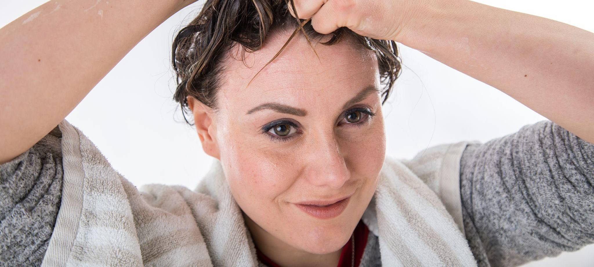 Eine Frau pflegt ihre Haare