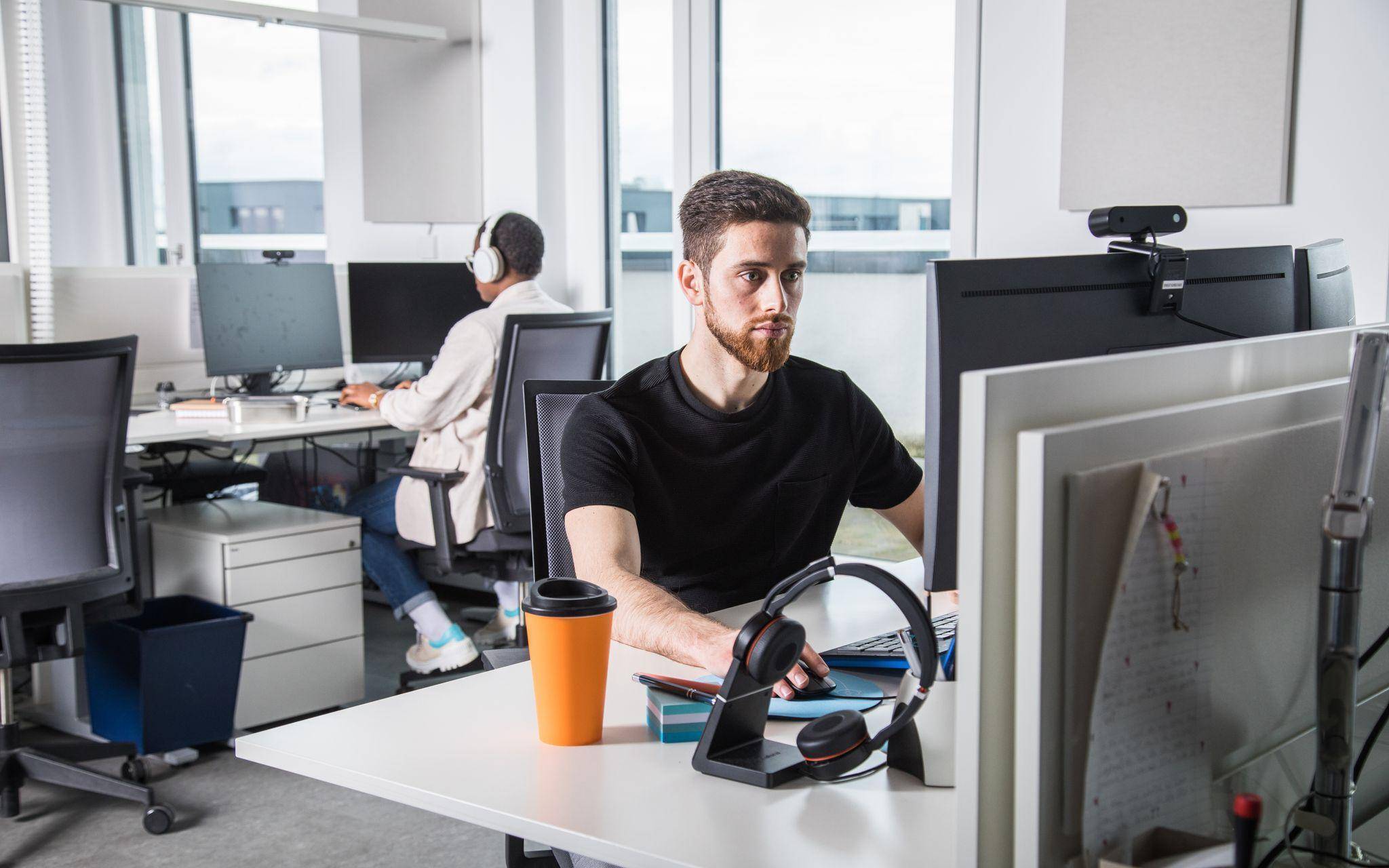 Zwei Arbeitskollegen sitzen im Büro