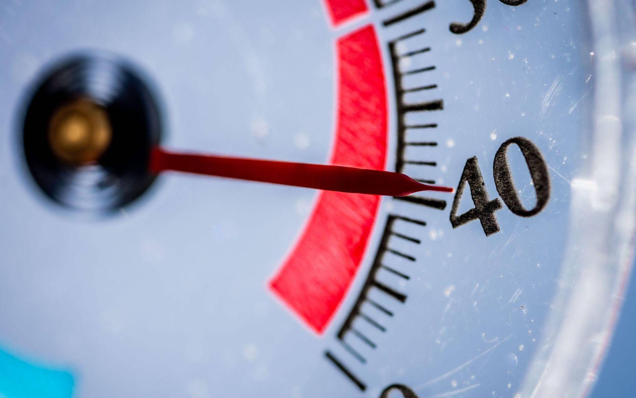 Außenthermometer zeigt fast 40 Grad Celsius an