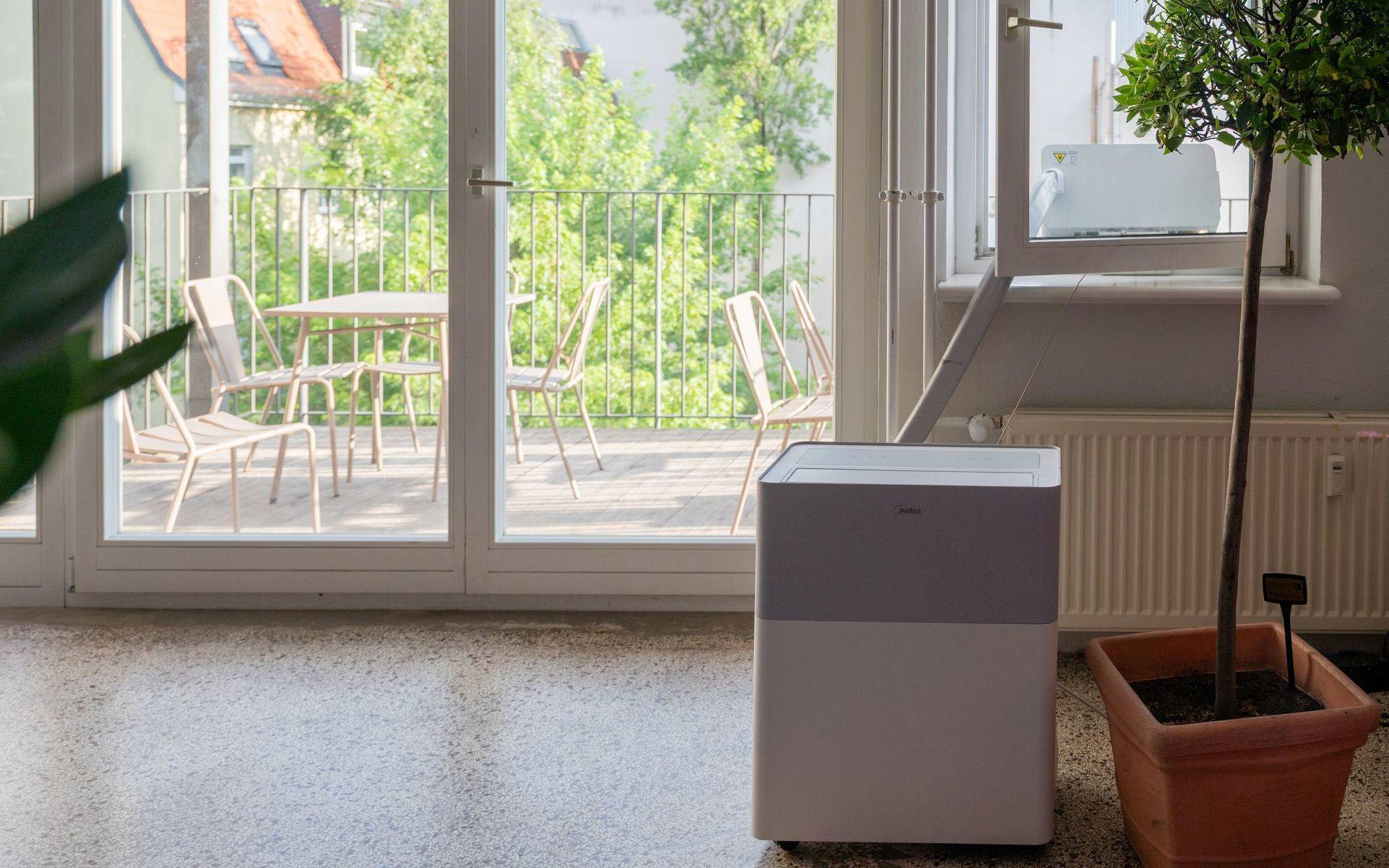 Eine Midea Porta Split Klimaanlage vor einem Balkon