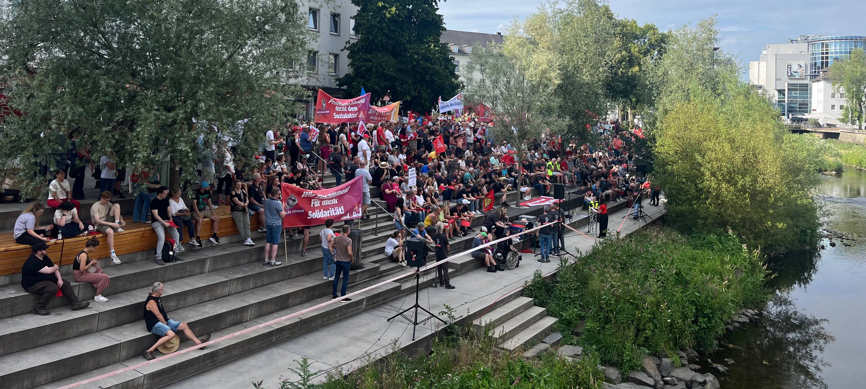 700 Menschen demonstrieren am Siegufer in Siegen