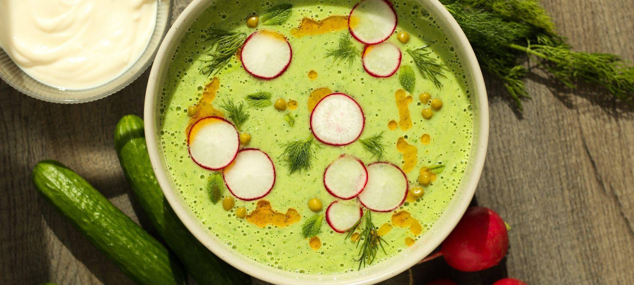 Eine kalte Ayran-Gurken-Suppe steht auf einem Tisch