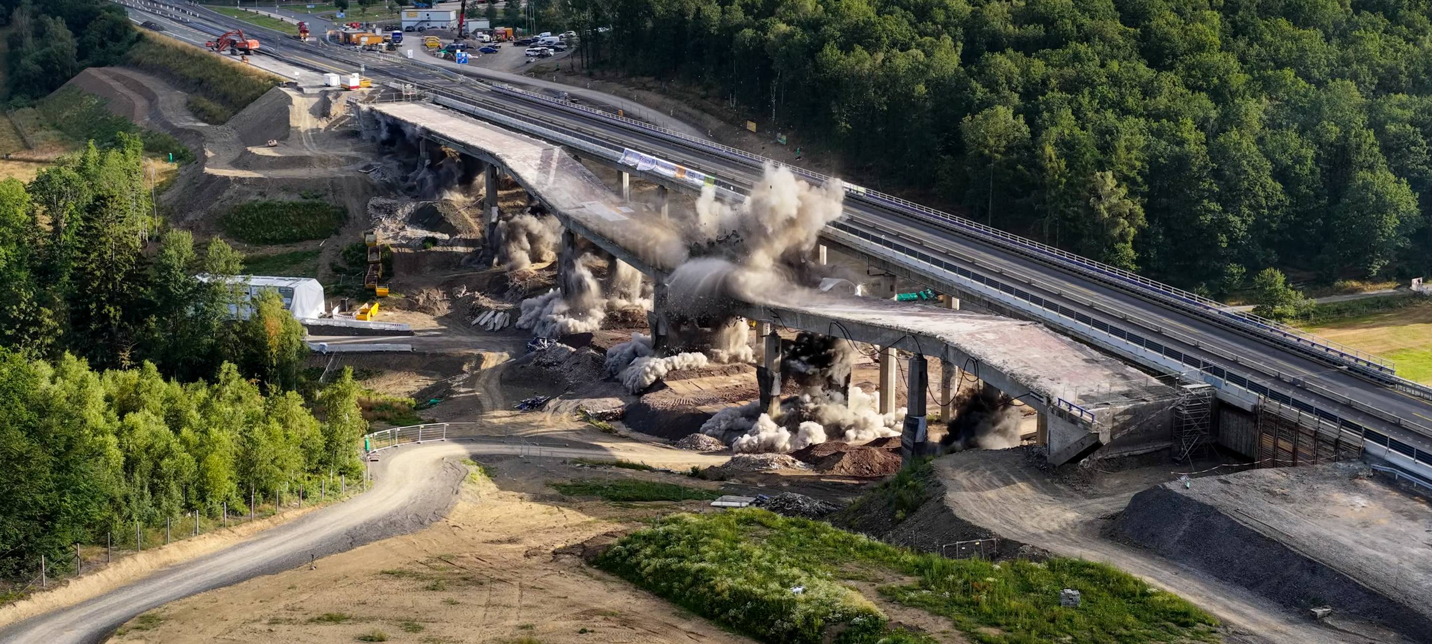 A 45-Talbrücke Ottfingen fällt erst mit dem zweiten Knall