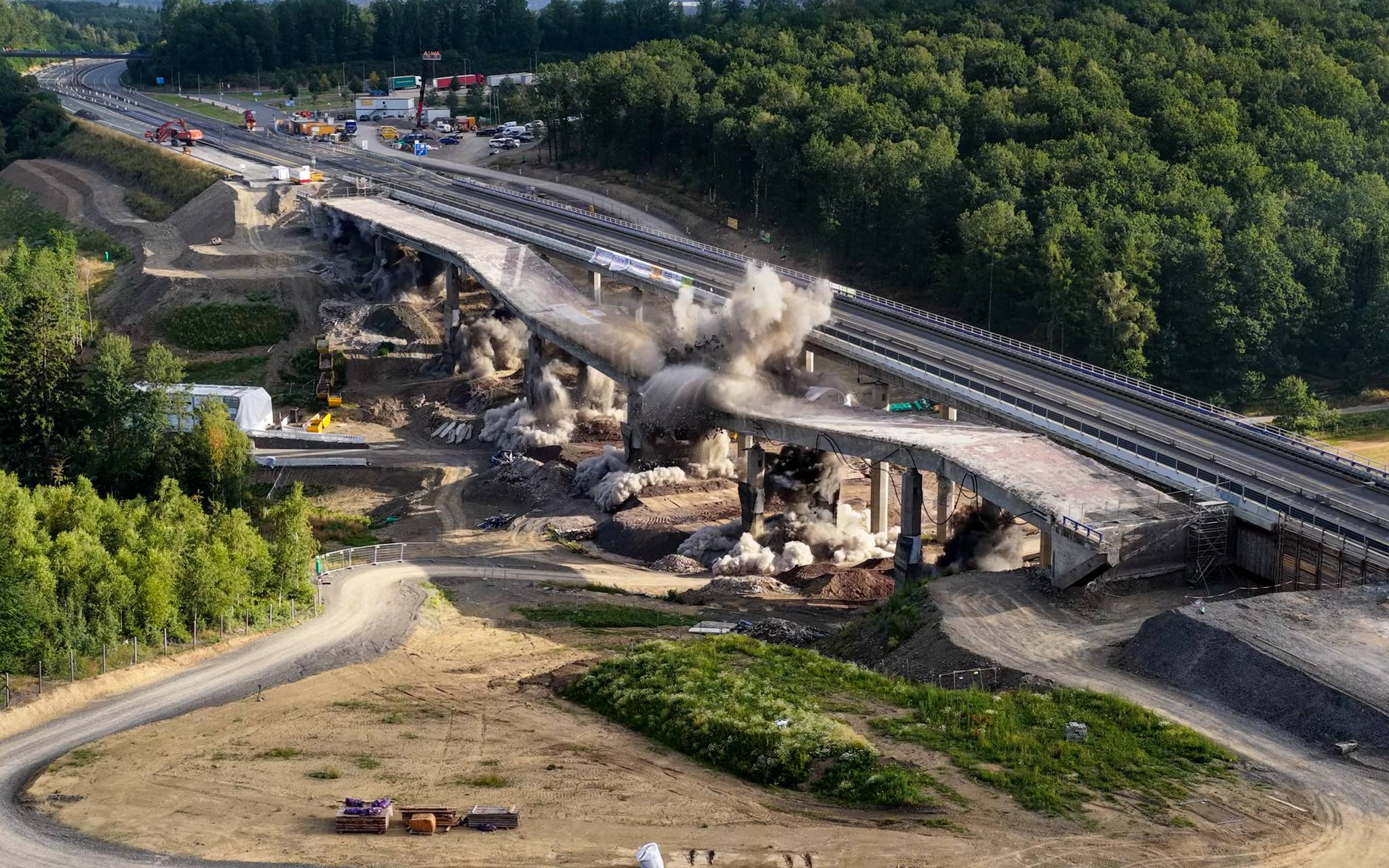 A 45-Talbrücke Ottfingen fällt erst mit dem zweiten Knall